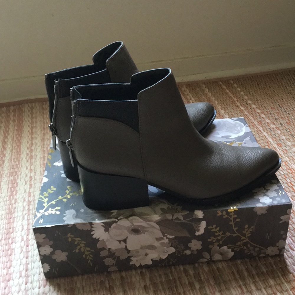 VERA WANG CHELSEA BOOTS